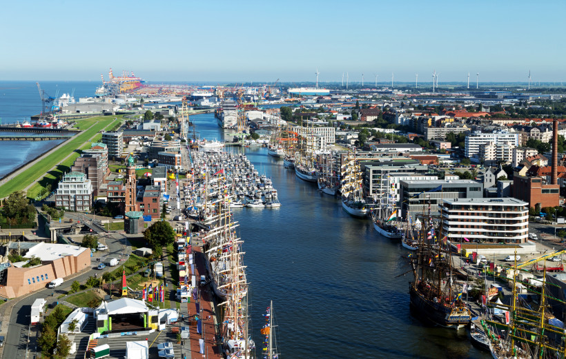 Bremerhaven: Alter Hafen mit historischen Segelschiffen und Blick über das Hafengebiet Alter Hafen in Bremerhaven mit historischen Segelschiffen entlang der Kaje und Blick über das Hafengebiet