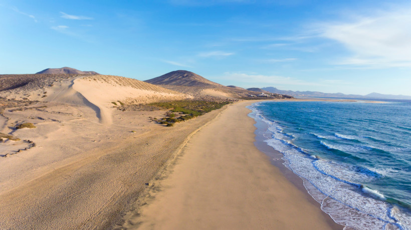 Küstenlandschaft bei Jandía mit Sandstrand, Dünen und Meer