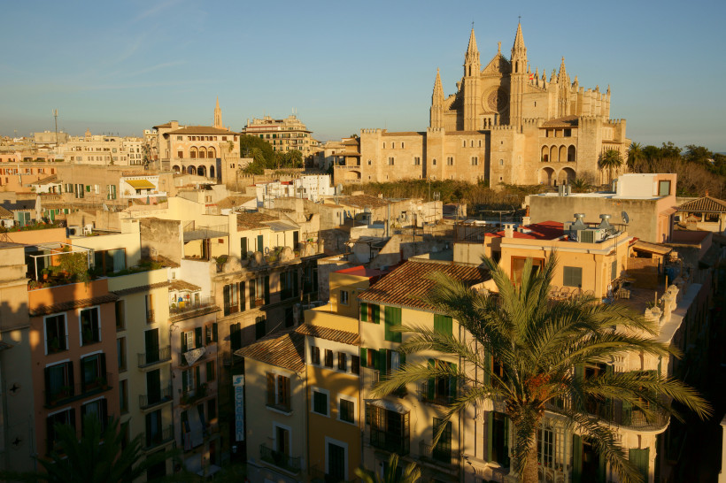 Stadtansicht von Palma de Mallorca mit Blick auf die Kathedrale La Seu und Dächer der Altstadt