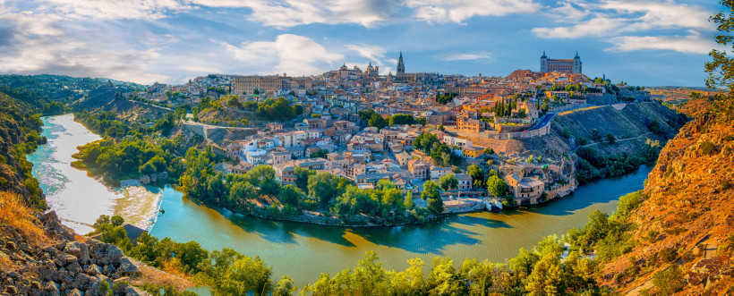 Panoramablick auf die Altstadt von Toledo am Fluss Tajo mit Kathedrale und Alcázar