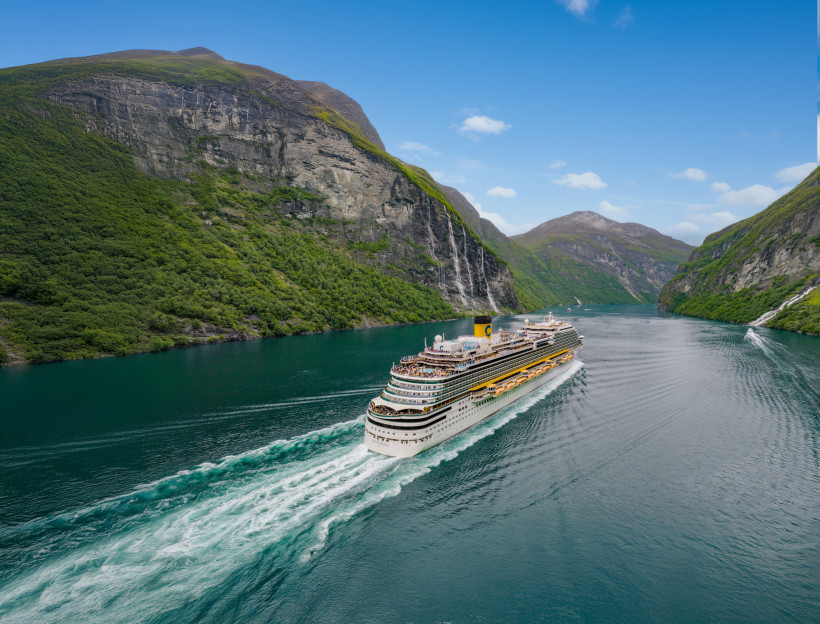 Costa Diadema im Fjord Kreuzfahrtschiff Costa Diadema fährt durch einen Fjord zwischen steilen, grünen Berghängen