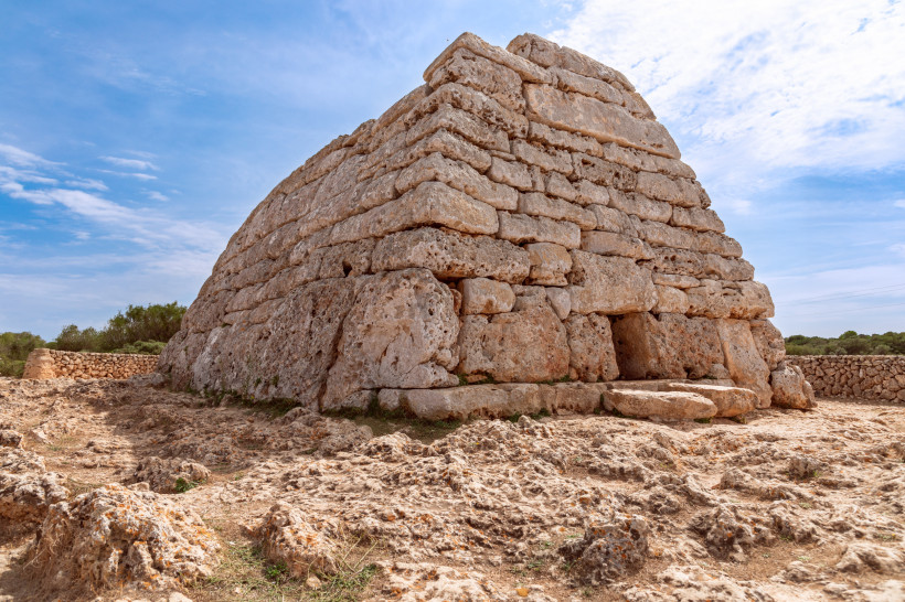 La Naveta des Tudons, prähistorisches Megalithgrab aus großen Steinblöcken auf Menorca