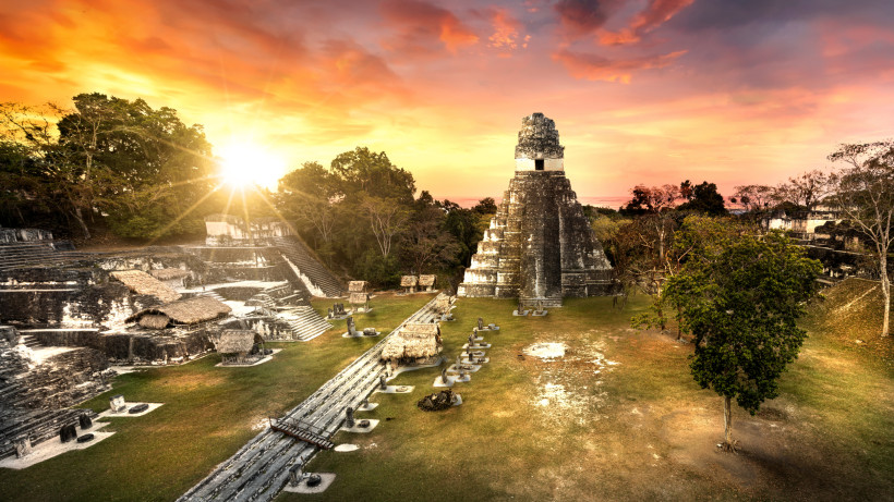 Maya-Ruinen mit Tempelpyramide und zeremonieller Anlage bei Sonnenuntergang