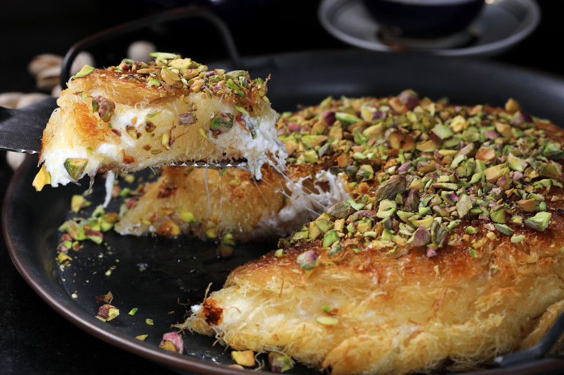 Künefe in Belek: Süße Spezialität der türkischen Küche Frisch gebackenes Künefe-Dessert mit geschmolzenem Käse und gehackten Pistazien – traditionelle türkische Süßspeise, wie sie in Belek serviert wird.