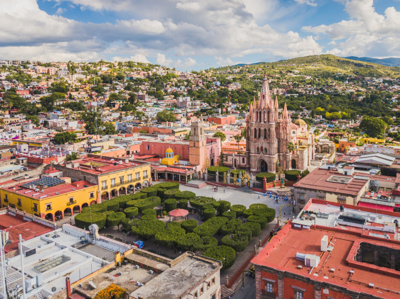 Luftaufnahme von San Miguel de Allende in Mexiko mit der berühmten Parroquia de San Miguel Arcángel und bunten Häusern – UNESCO-Welterbe 2025/2026