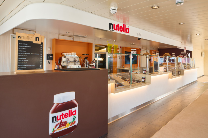 Costa Smeralda: Nutella-Café mit Theke und Auslage Nutella-Café an Bord der Costa Smeralda mit Verkaufstheke, Menütafel und Auslage