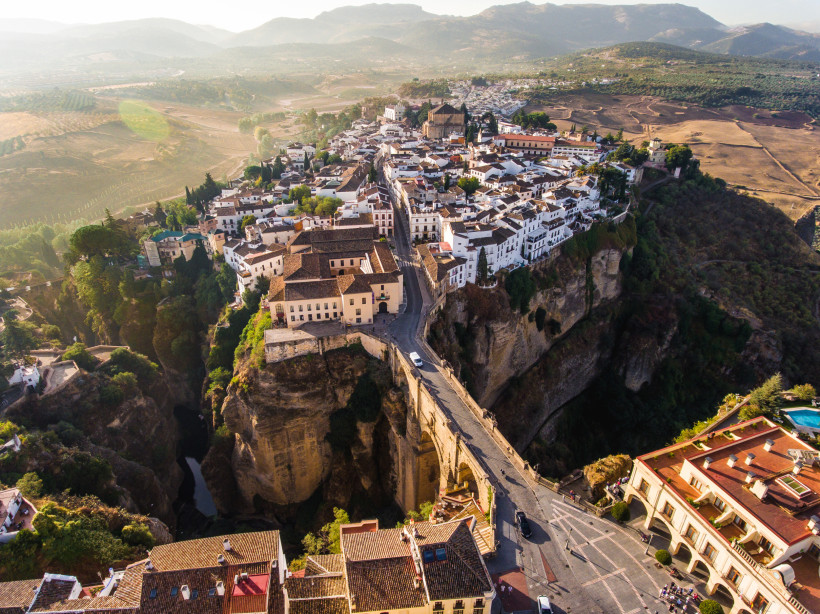 Puente Nuevo in Ronda, Steinbrücke über einer tiefen Schlucht mit Blick auf die Altstadt