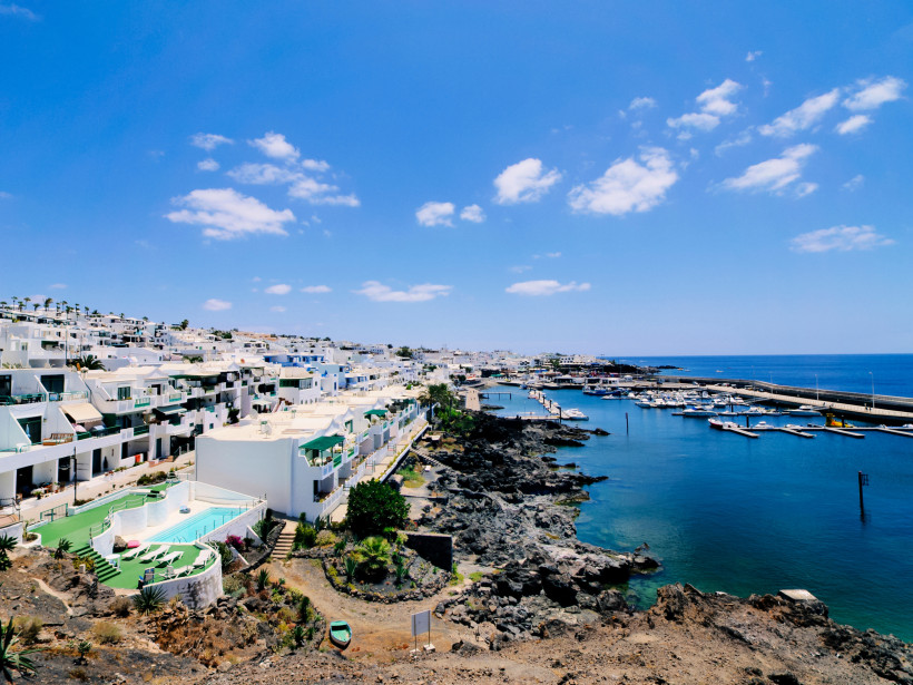 Puerto Calero – exklusiver Yachthafen mit weißer Architektur auf Lanzarote Blick auf Puerto Calero auf Lanzarote mit weißer Bebauung, Marina und tiefblauem Atlantik