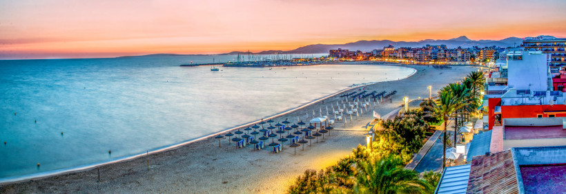 Sonnenuntergang über der Playa de Palma – Mallorca erleben Playa de Palma Mallorca im Sonnenuntergang mit Strand, Promenade und Meerblick