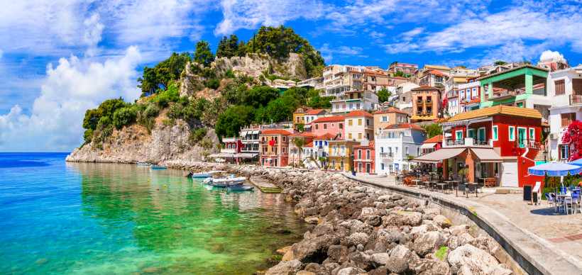 Griechenland - Parga Panorama von Parga auf dem griechischen Festland mit bunten Häusern am Meer, felsiger Küste und kristallklarem Wasser