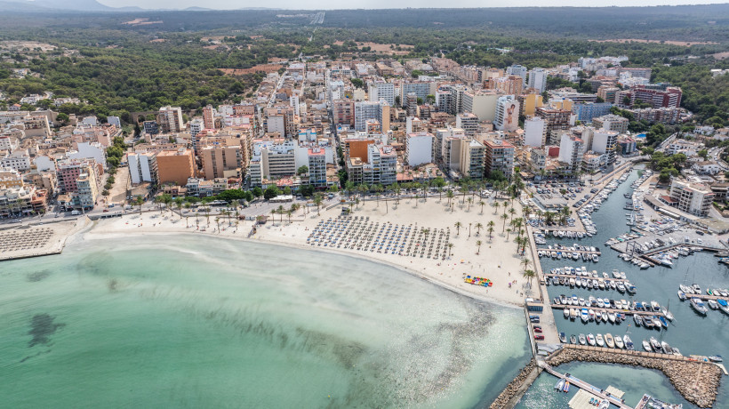 S’Arenal – Luftaufnahme vom Strand und Hafen auf Mallorca S’Arenal, Luftaufnahme mit Sandstrand, Palmenpromenade, Hafen und Hotels