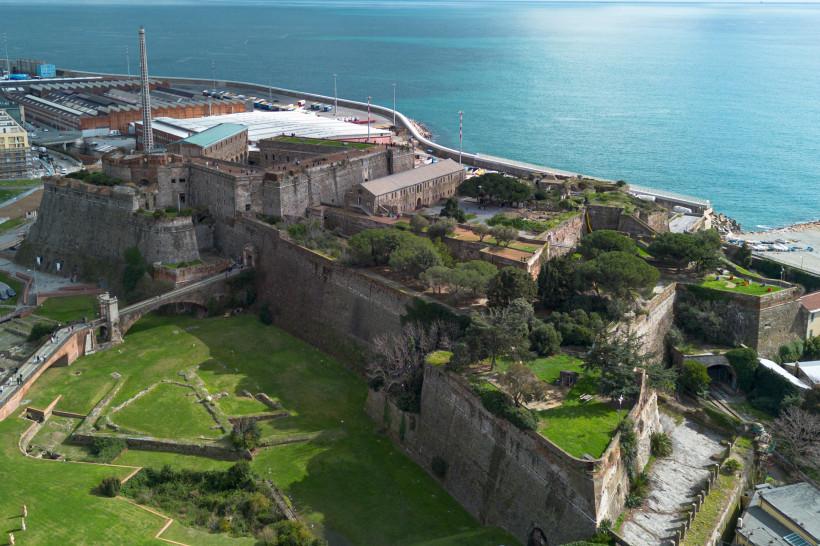 Priamar-Festung in Savona mit Blick auf das Ligurische Meer