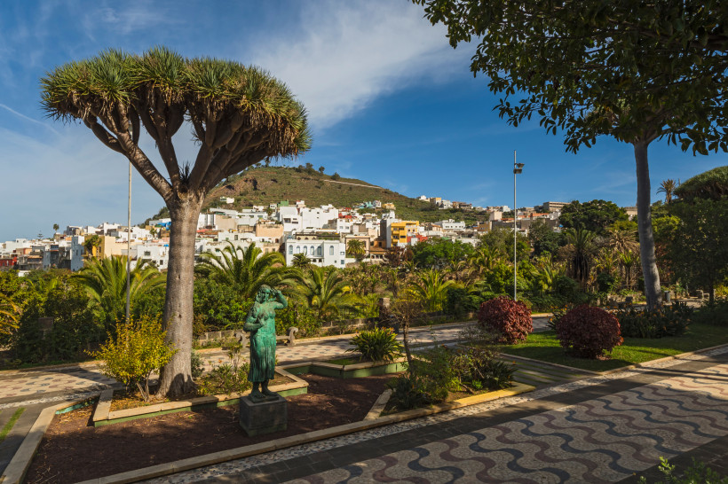 Gran Canaria Blick vom Park auf die auf einem Hügel gelegene Stadt