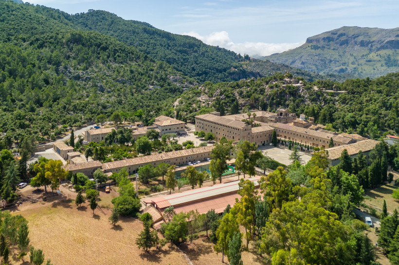Luftaufnahme des Klosterkomplexes Santuari de Lluc in den Bergen von Mallorca, umgeben von Wald