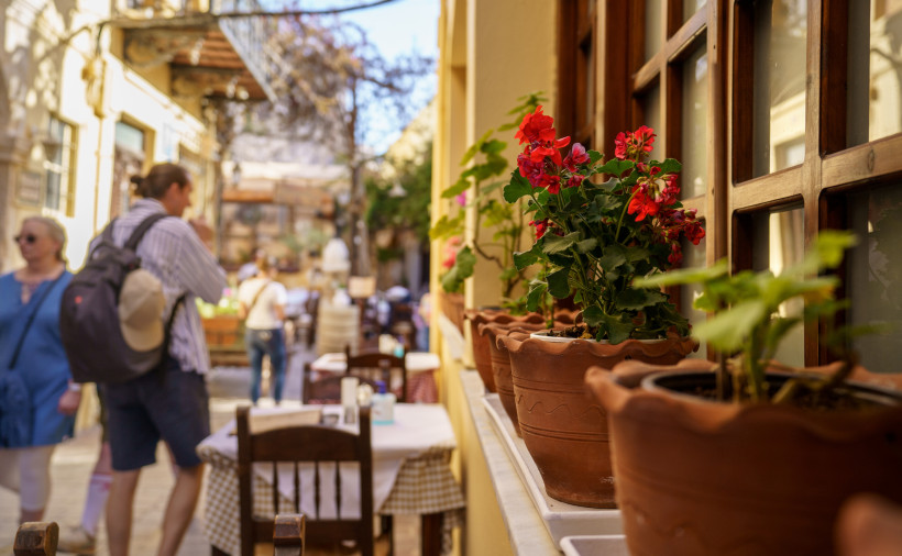 Gemütliche Taverne mit Blumen, kleinen Gassen und entspannter Abendatmosphäre wie typisch für Urlaubstage in Stalida auf Kreta