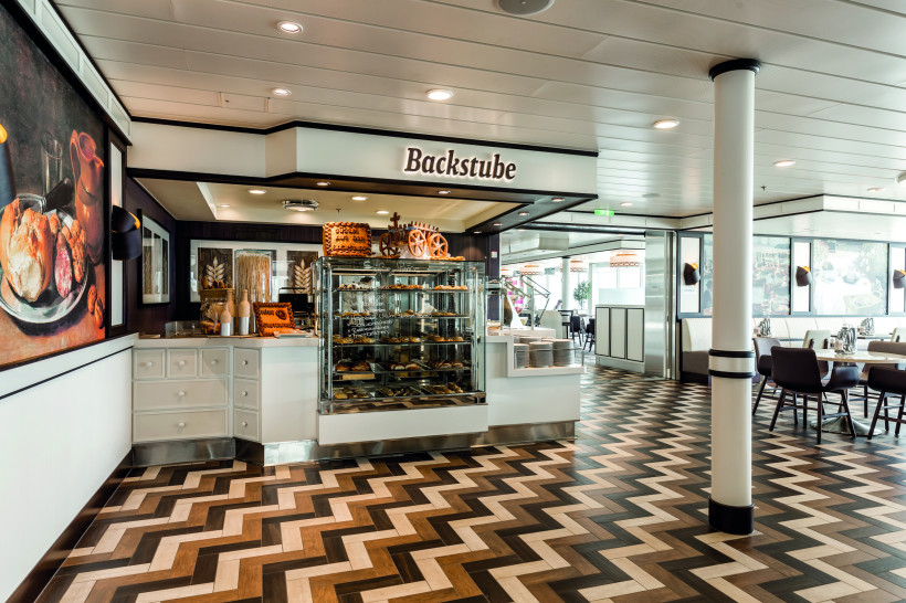 Backstube auf der Mein Schiff 6 mit Verkaufstheke und Vitrine mit Backwaren