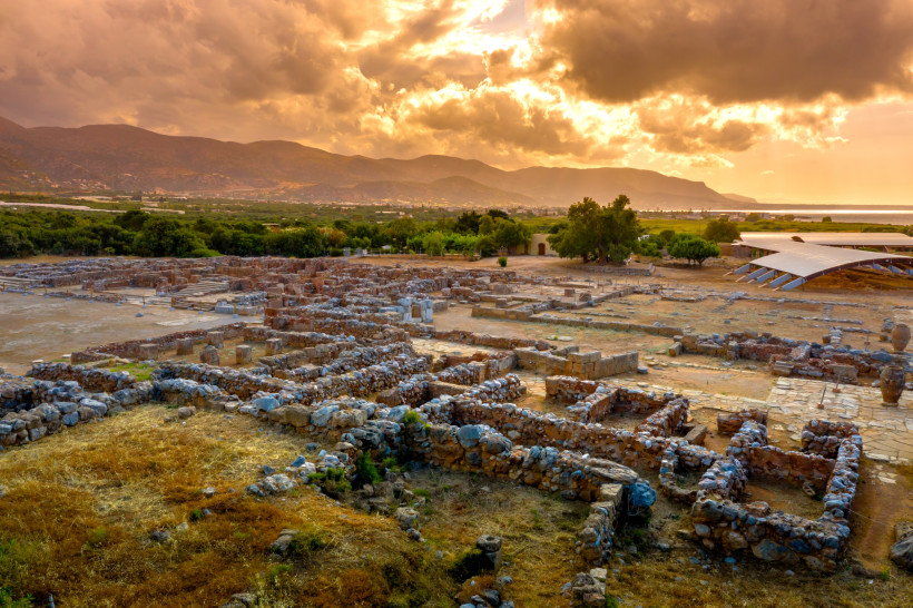 Ruinen des Palasts von Malia auf Kreta bei Sonnenuntergang, Blick über die Ausgrabungsstätte