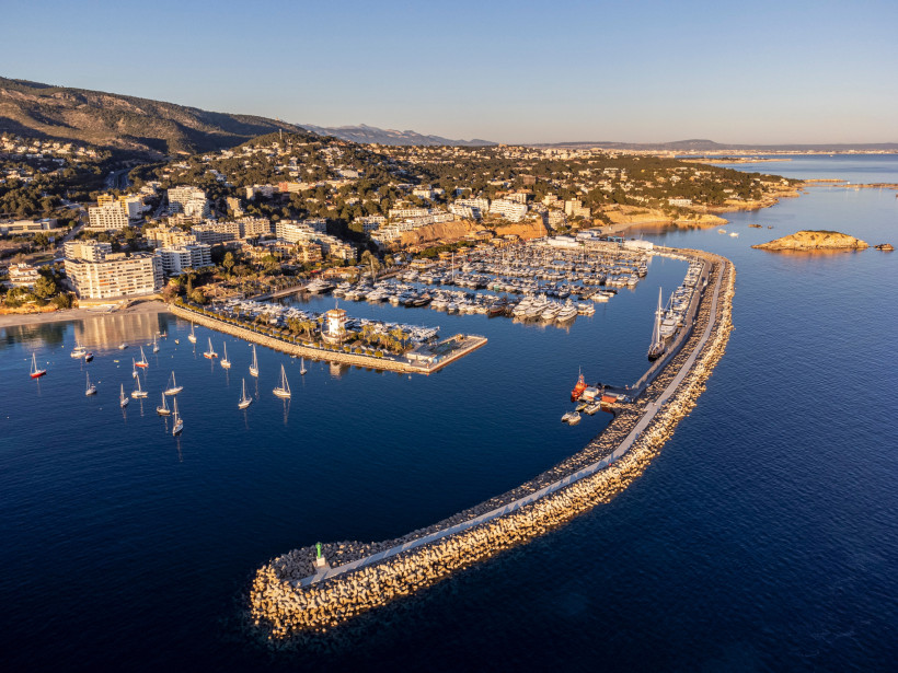 Luftbild vom Yachthafen Puerto Portals in Calvia mit Segelbooten, Promenade und Küstenblick