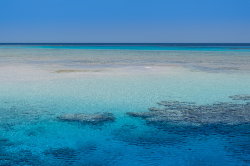 Weitläufige, flache Lagune mit türkisfarbenem Wasser und hellen Sandflächen in Berenice, dem naturbelassenen Süden von Marsa Alam.