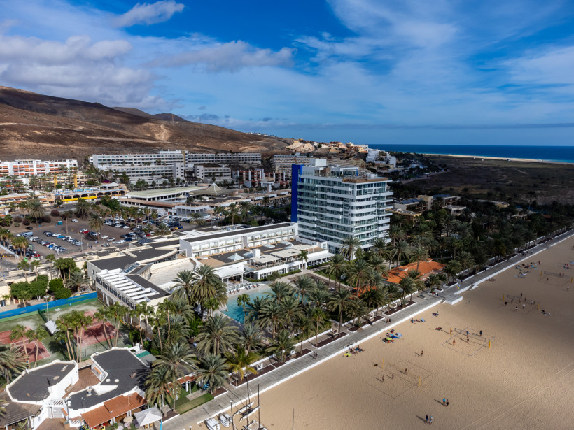 Luftaufnahme von Morro Jable mit Strandpromenade, Hotels und Palmen am Sandstrand