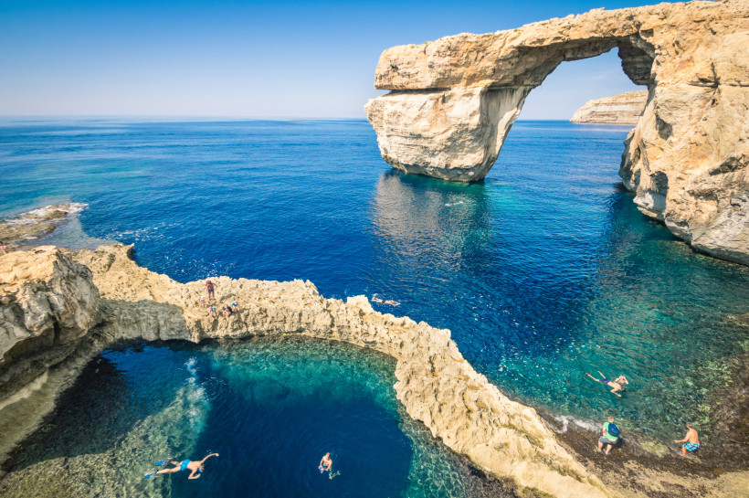 Dwejra Bay Gozo – Azure Window und Blue Hole Dwejra Bay auf Gozo mit dem Felsbogen Azure Window und dem beliebten Tauchplatz Blue Hole in der Sonne
