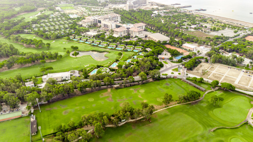 Preis-Leistungs-Verhältnis in Belek – Hotels Luftaufnahme von Belek mit Hotels, Golfplätzen und viel Grün – ideale Darstellung für hervorragendes Preis-Leistungs-Verhältnis im Türkei-Urlaub.