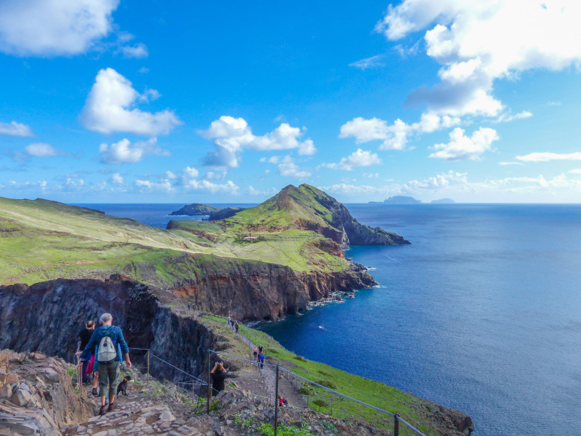 Wanderer auf dem Küstenpfad der Ponta de São Lourenço auf Madeira mit Blick auf das Meer und die Felsenlandschaft