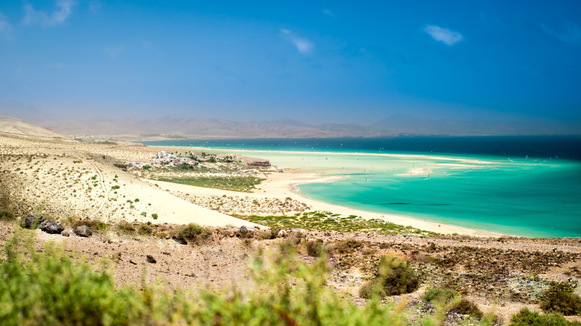 Blick vom Risco del Paso auf die Lagune und den Sandstrand an der Küste von Fuerteventura
