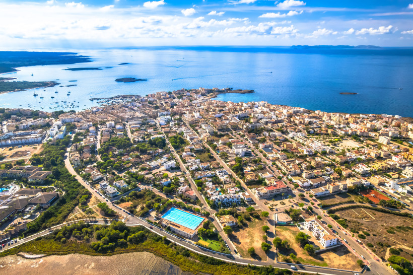 Luftaufnahme von Colonia de Sant Jordi an der Küste mit Ort, Hafen und Mittelmeer