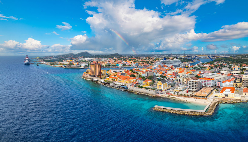 Panorama von Willemstad – Curaçao Altstadt und Hafen Luftaufnahme von Willemstad auf Curaçao mit Hafen, Brücke, Kreuzfahrtschiff und bunten Kolonialhäusern