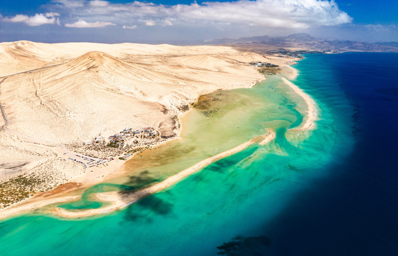 Sotavento Beach – Die berühmte Lagune im Süden Fuerteventuras Luftaufnahme der Lagune von Sotavento auf Fuerteventura mit Sandbank, türkisfarbenem Wasser und Dünenlandschaft