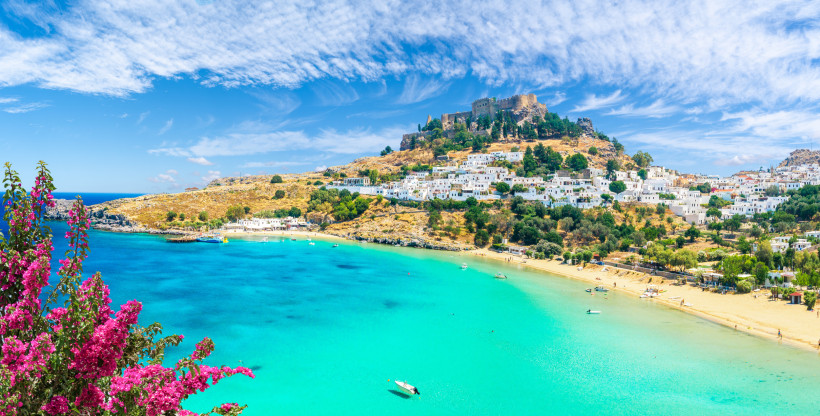 Lindos mit weißem Dorf, Akropolis und türkisfarbener Badebucht auf Rhodos