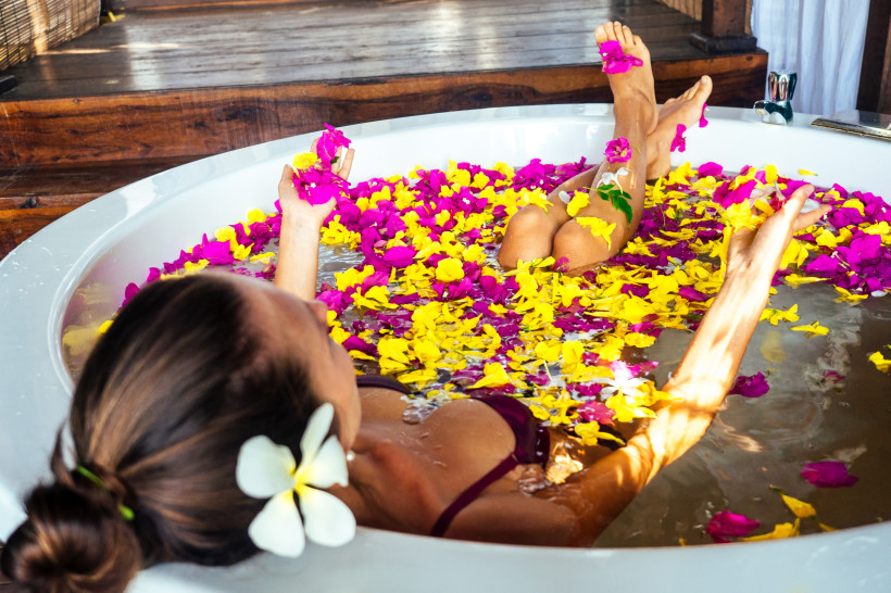 Wellnessurlaub Thailand – Entspannendes Blumenbad im Luxus-Spa Frau genießt ein entspannendes Blumenbad in einem luxuriösen Spa in Thailand – perfektes Wellnesserlebnis für Ruhe und Erholung.