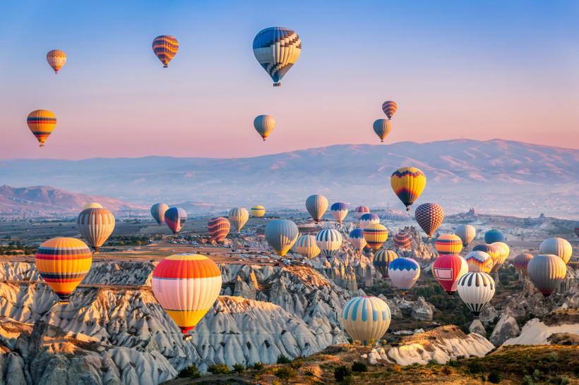 Türkei - Kappadokien Heißluftballons über der bizarren Tuffstein-Landschaft von Kappadokien bei Sonnenaufgang