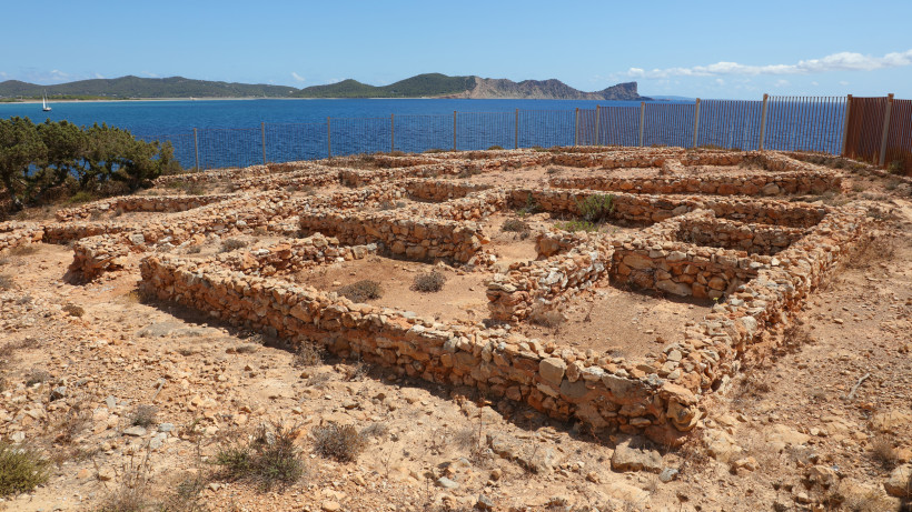 Perle Se Caleta: Ruinen aus Naturstein an der Küste mit Blick aufs Meer Steinmauern der Ausgrabungsstätte Perle Se Caleta an der Küste mit Meer und Inselpanorama im Hintergrund