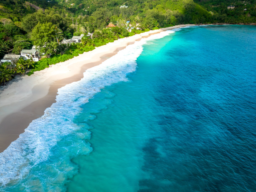 Seychellen - Anse Intendance Anse Intendance Seychellen 2025/2026 – Luftaufnahme des langen weißen Sandstrands mit türkisblauem Meer und grüner Küste