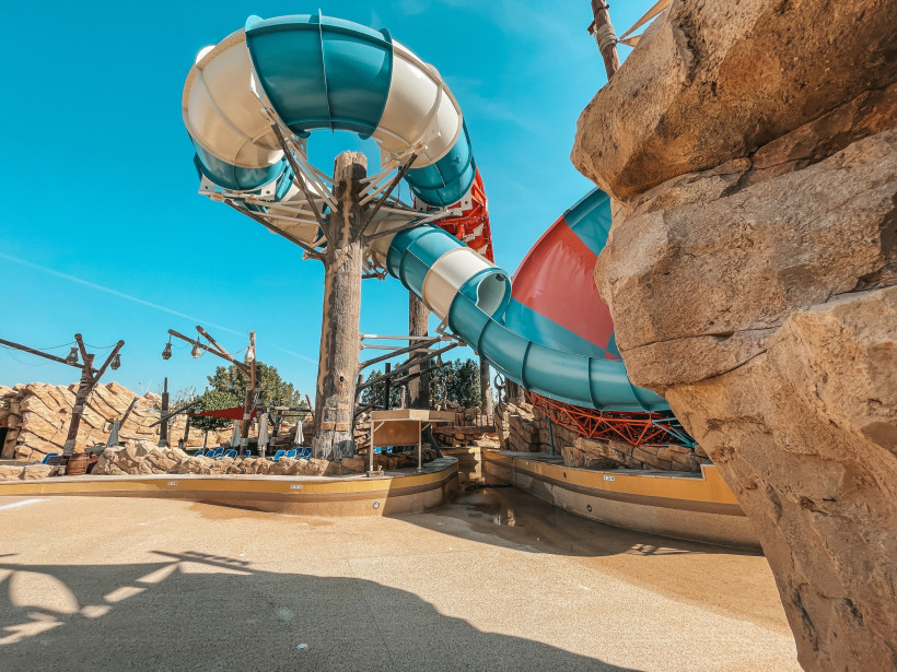 Große gewundene Wasserrutsche im Yas Waterworld Freizeitpark in Abu Dhabi