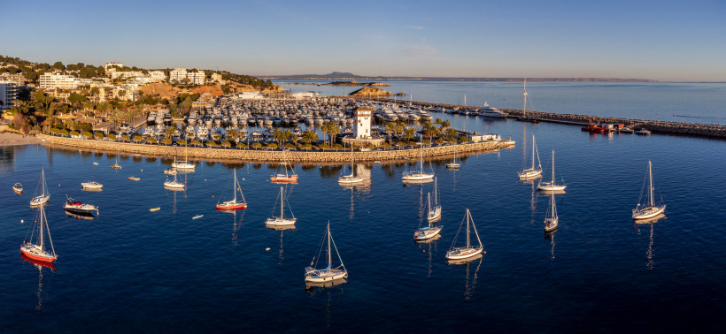Yachthafen Puerto Portals mit zahlreichen Booten, Mole und Leuchtturm