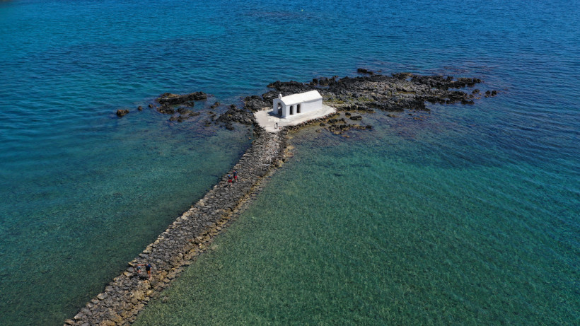 Kapelle Agios Nikolaos auf kleiner Felseninsel, über einen Steinweg im Meer erreichbar