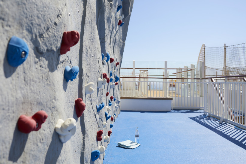 Kletterwand auf dem Außendeck der AIDAcosma mit roten, blauen und weißen Griffen Kletterwand mit farbigen Griffen auf dem Außendeck der AIDAcostma