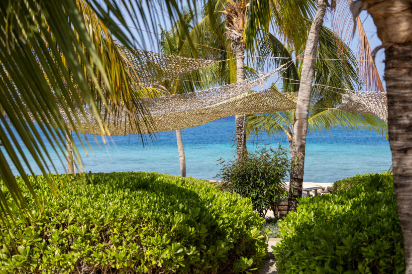 Jan Thiel Beach – Palmen und Sonnensegel am beliebten Strand auf Curaçao Jan Thiel Beach auf Curaçao mit Palmen, Sonnensegeln und türkisblauem Meer