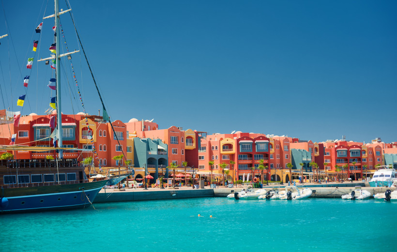 Bunte Marina von Hurghada am Roten Meer Farbenfrohe Häuser an der Marina von Hurghada mit Booten im türkisblauen Wasser