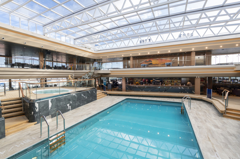 MSC Grandiosa: Safari Pool innen mit Safari Bar, Whirlpool und Schiebedach Indoor-Poolbereich der MSC Grandiosa mit Safari Bar, Whirlpool und Schiebedach