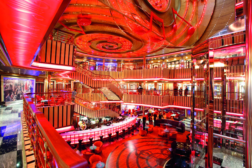 Atrium mit Bar und Treppen auf der Costa Pacifica Innenansicht des Atriums auf dem Kreuzfahrtschiff Costa Pacifica mit Bar, Sitzbereichen, Treppen und roter Beleuchtung