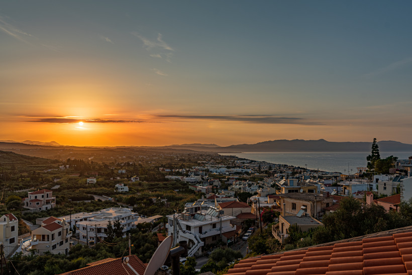 Sonnenuntergang über Platanias bei Chania mit Blick auf Küste, Meer und Ortschaft