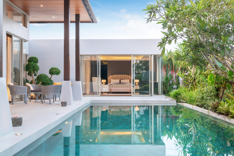 Exklusive Villa mit privatem Pool – Luxusurlaub in stilvollem Ambiente Moderne Luxusvilla mit privatem Pool, elegantem Schlafzimmer und tropischem Garten – ideal für Paare oder Familien, die Privatsphäre und Komfort im Urlaub schätzen. Stilvolles Design, offene Architektur und pure Entspannung unter Palmen.