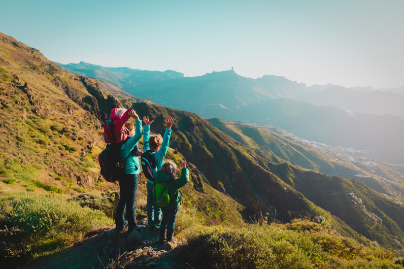 Gran Canaria Glückliche Mutter mit Kindern reisen in die Berge bei Sonnenuntergang, Familienwanderung in der Natur