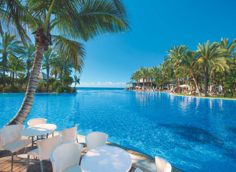 lopesan-costa-meloneras-resort-gran-canaria Poolanlage, Liegen, Palmen, Wasser