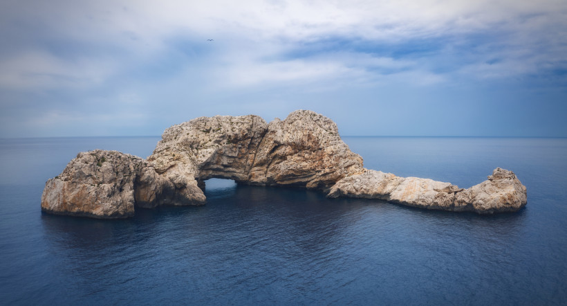 Felsinsel mit natürlichem Felsbogen über dem Meer bei den Islas Margaritas
