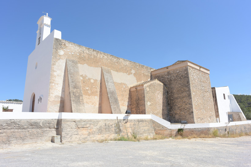 Kirche San Agustín, Ibiza – Außenansicht Außenansicht der Kirche San Agustín auf Ibiza mit weißem Glockengiebel und Natursteinmauern unter blauem Himmel